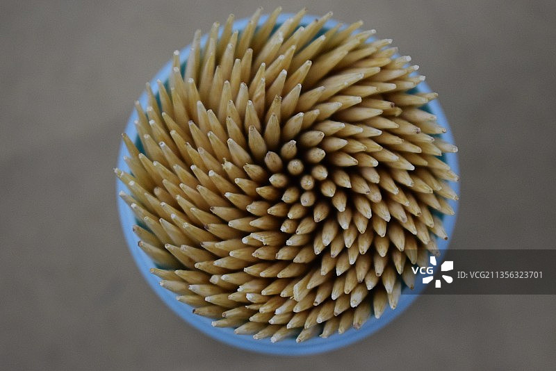 桌子上容器中的牙签俯视图图片素材