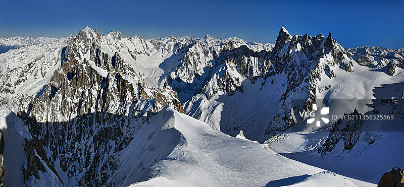 法国南针峰雪山全景图片素材