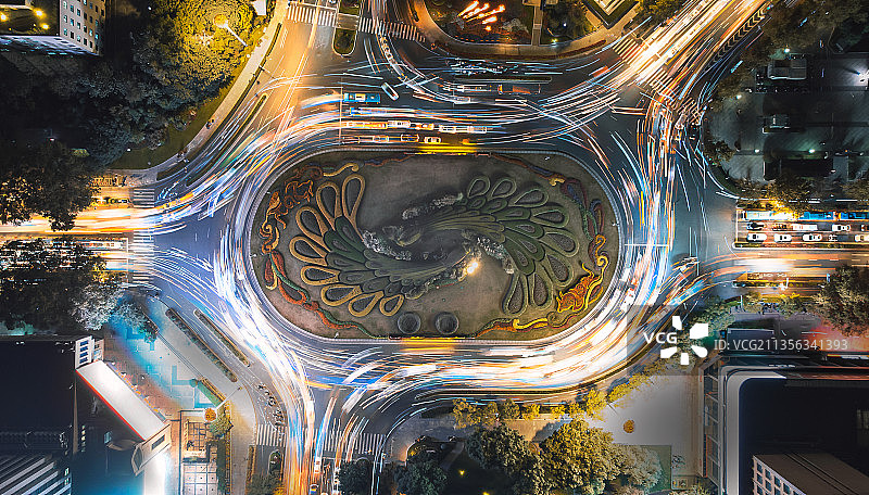 夜晚的南京鼓楼广场车流图片素材