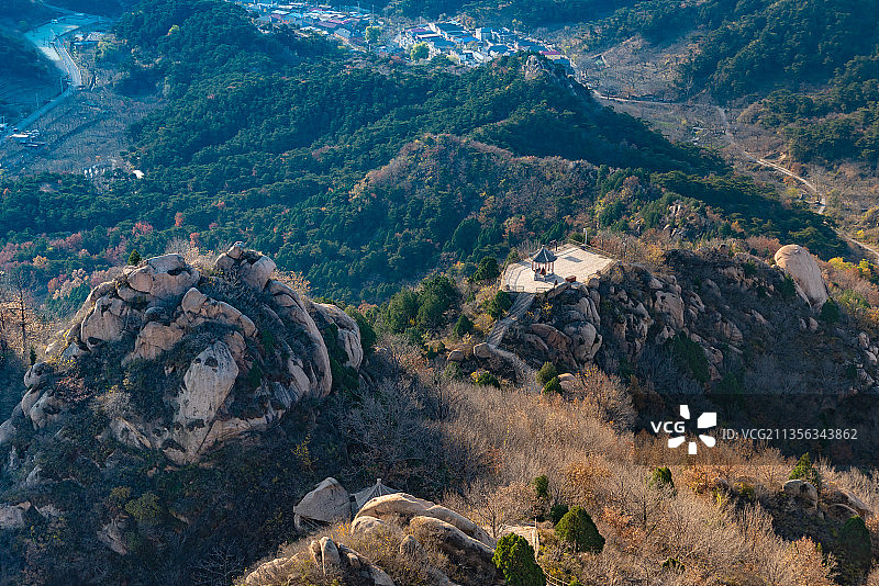 北京昌平湖门村银山塔林景区半山钟亭图片素材
