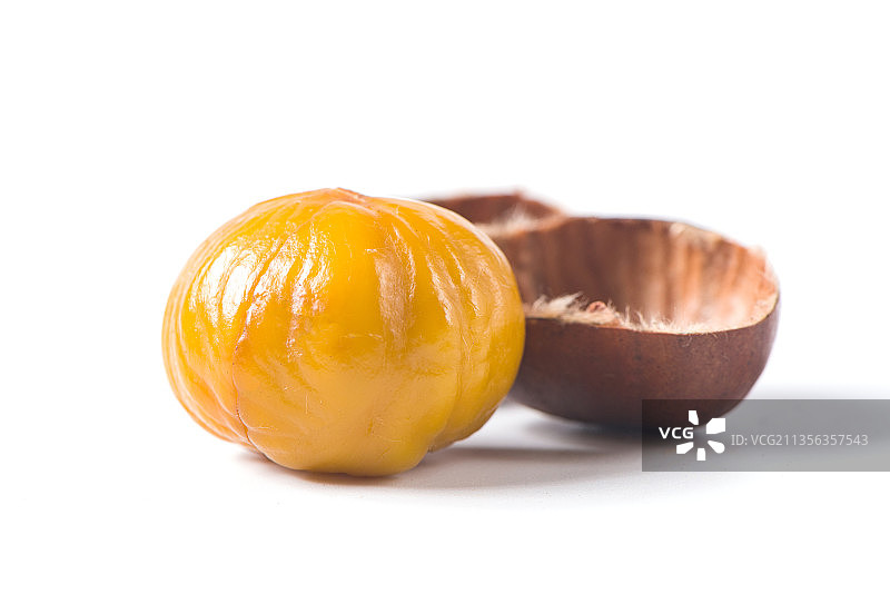 白底上剥开的糖炒栗子图片素材