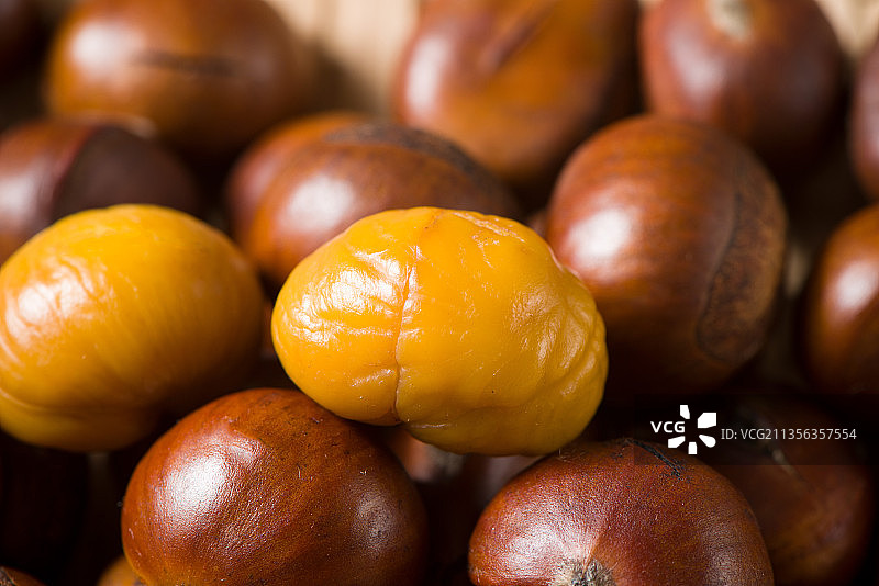 剥开的糖炒栗子特写图片素材