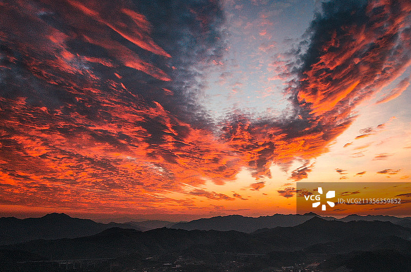 火烧云 11月5日黄昏，贵州省黔西南州望谟县出现火烧云奇观。图片素材