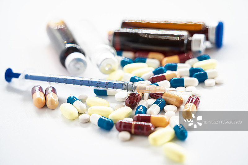 生物制药药品胶囊药丸和微型注射器图片素材