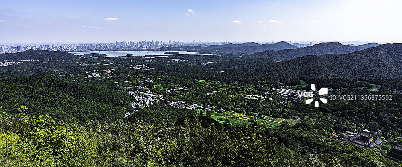 中国杭州市，从飞来峰山顶眺望杭州西湖，苏堤，灵隐寺图片素材