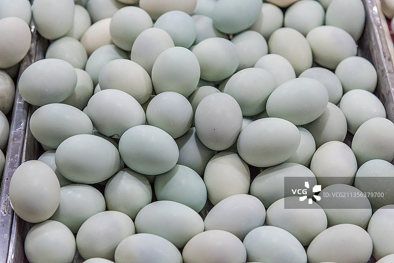 一堆腌好的咸鸭蛋特写图片素材