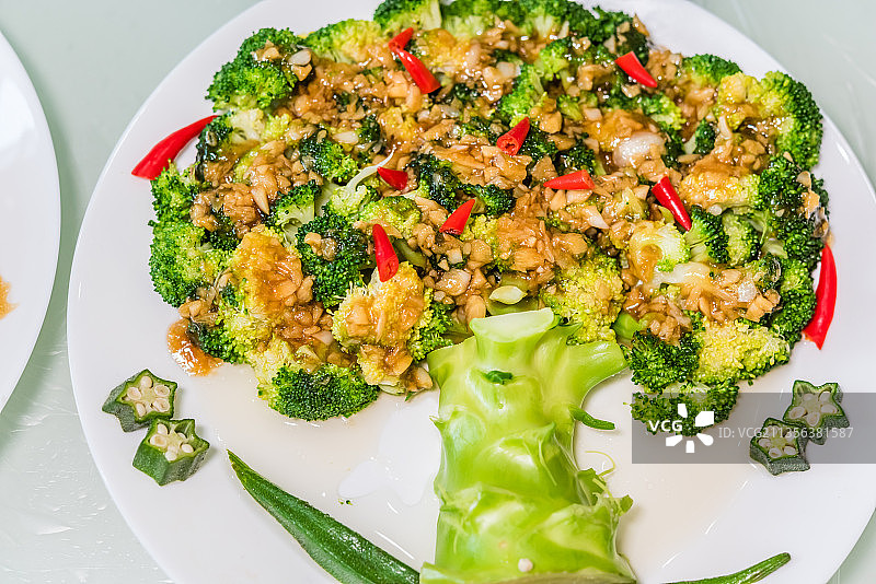 一盘蒜蓉蒸西兰花特写图片素材