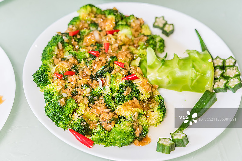 一盘蒜蓉蒸西兰花特写图片素材