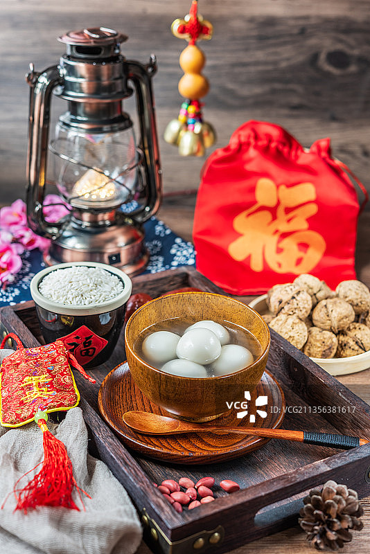 福字平安福中国风背景前有一碗煮熟的元宵图片素材