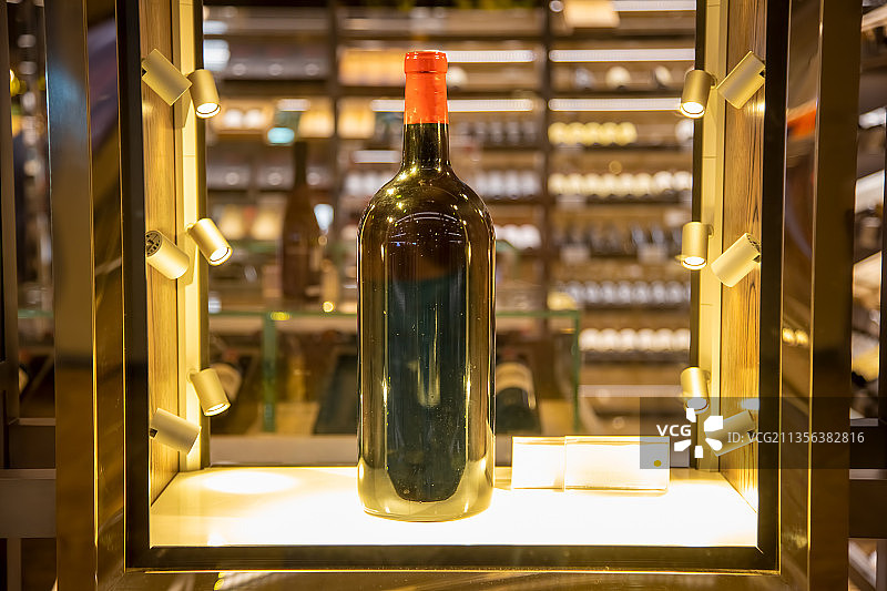 酒架上的葡萄酒瓶特写图片素材
