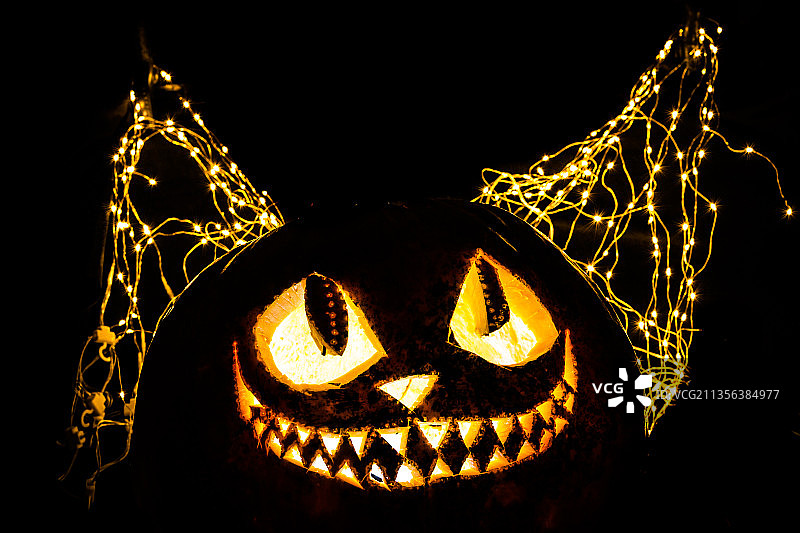 黑色背景下南瓜灯的特写图片素材