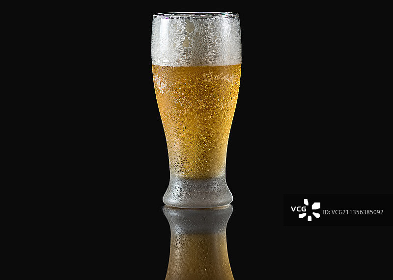 黑色背景下的啤酒杯特写图片素材