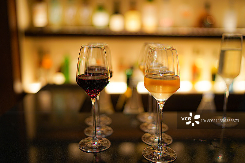 桌上葡萄酒杯特写图片素材