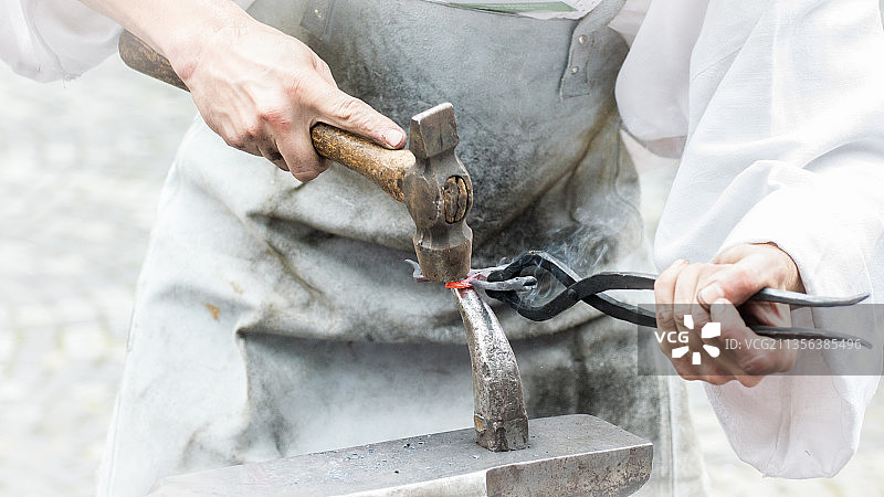 男人正在进行金属加工图片素材