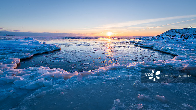 芬兰库斯塔安米耶卡日落时分冰冻海面的壮丽景色图片素材