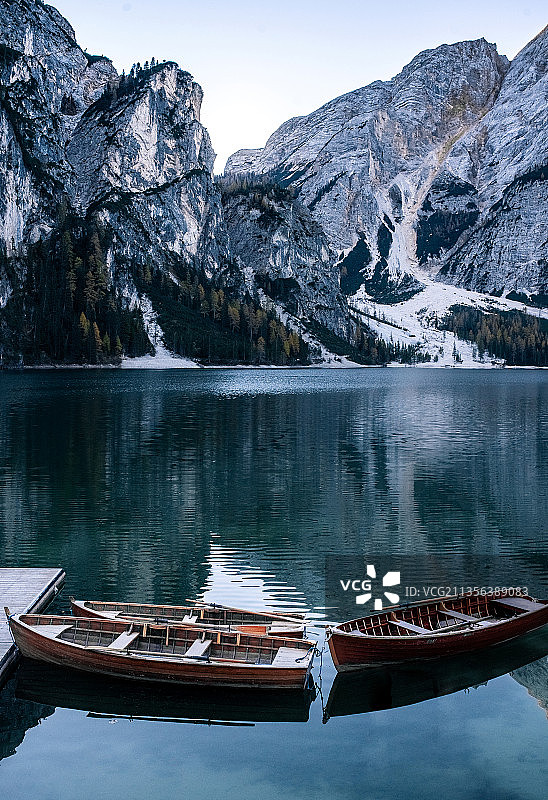 白雪皑皑的雪山映衬着天空的湖景图片素材