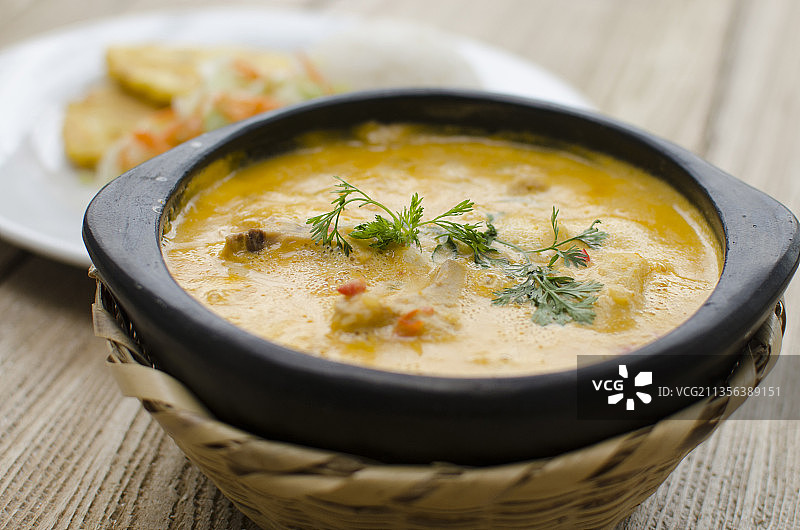 桌上碗里汤的特写镜头图片素材