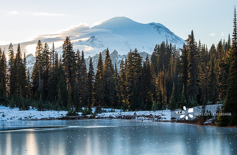 华盛顿Tipsoo湖雪山湖景图片素材