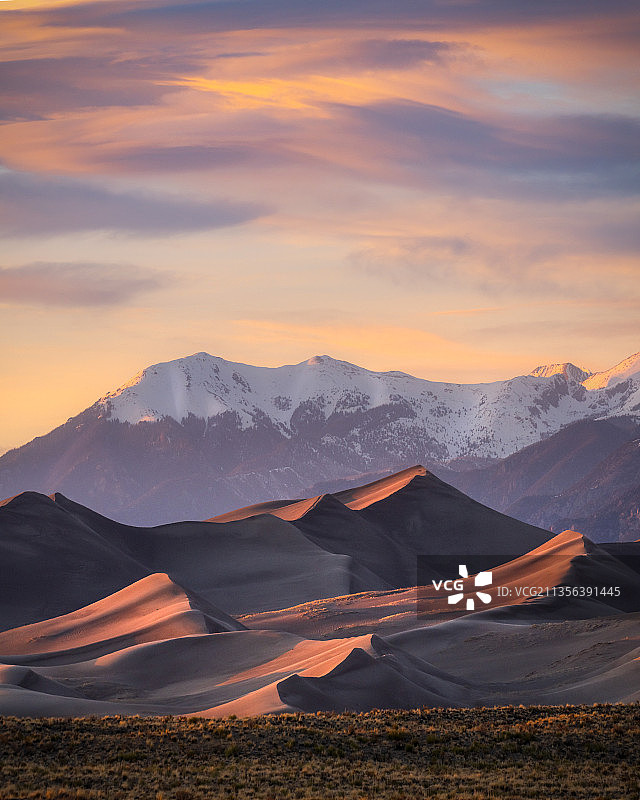 日落时分美国科罗拉多州大沙丘雪山风光图片素材