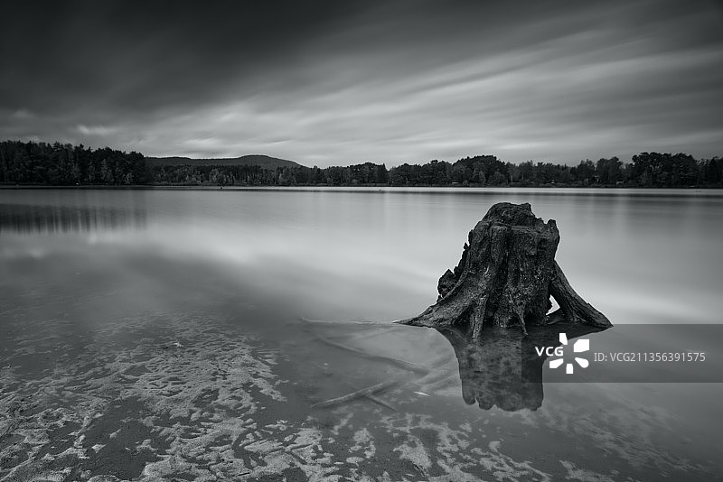 天空映衬下的湖景图片素材