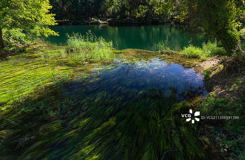 克尔卡国家公园森林湖泊风光，克罗地亚图片素材