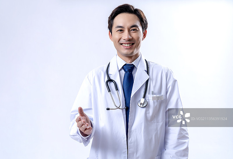 自信的男医生图片素材