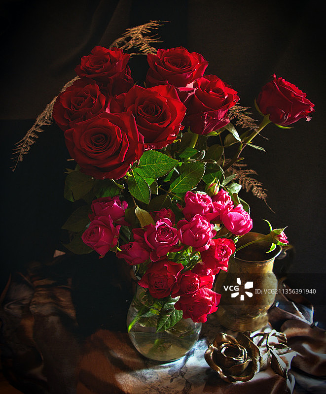 俄罗斯：花瓶中玫瑰特写图片素材