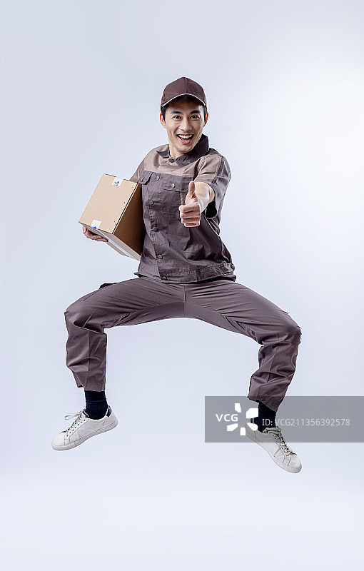 快乐的快递员图片素材