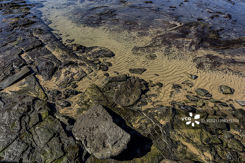 澳大利亚新南威尔士州纽卡斯尔海滩岩石高角度景观图片素材