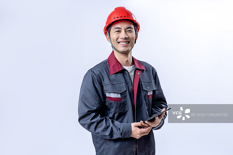 快乐的工人在操作平板电脑图片素材