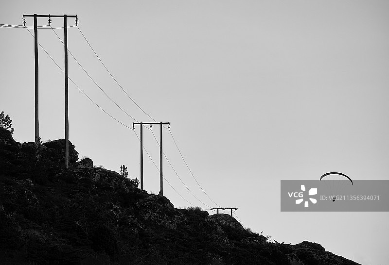 在希斯克市，人们在晴朗的天空下滑翔的低角度视图图片素材