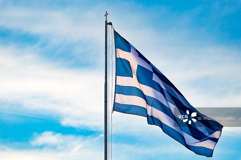蓝天下希腊国旗的低角度视图图片素材