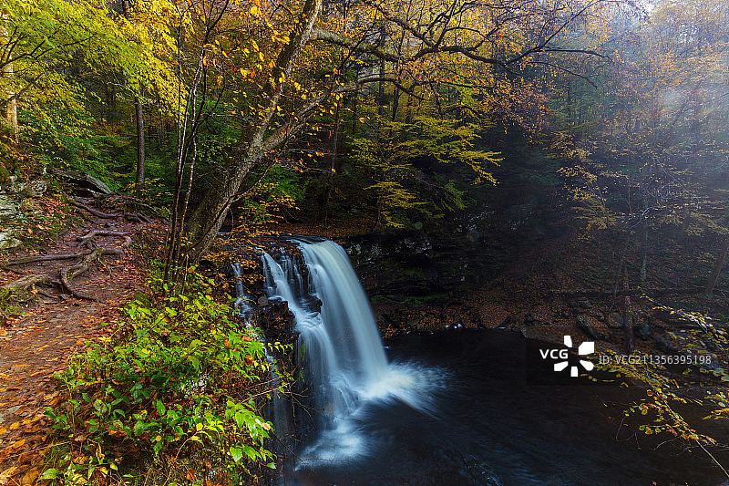 Ricketts Glen州立公园秋季森林瀑布的壮丽景色，美国图片素材