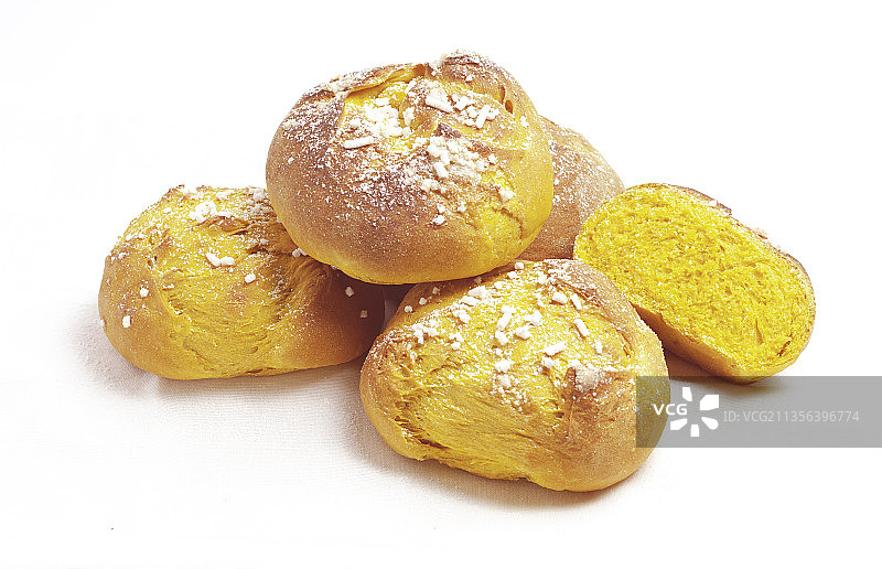 白色背景上的面包特写图片素材