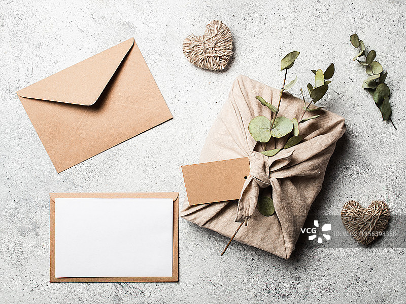 高角度拍摄：桌子上的礼品盒图片素材