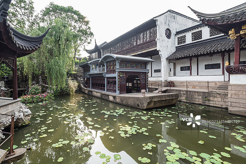 中国苏州狮子林的户外古建筑石舫和暗香疏影楼图片素材