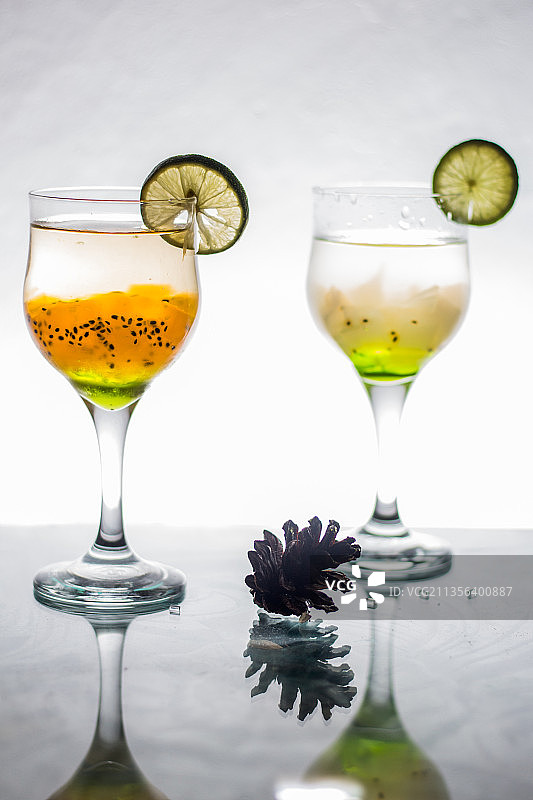 白色背景下的桌上饮品特写图片素材