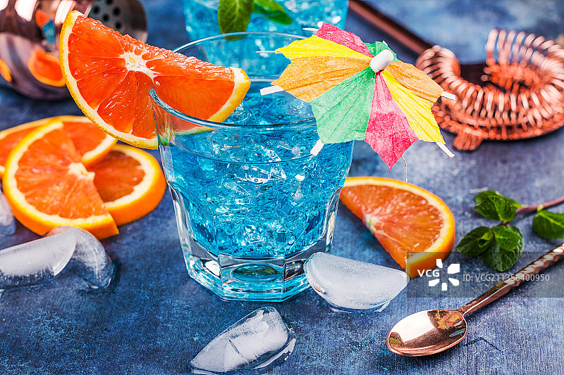 桌上饮料的特写镜头图片素材