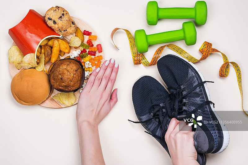 女子在白色背景上手拿食物的局部画面图片素材