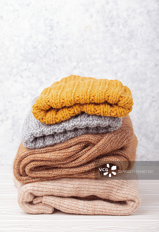 桌子上堆叠的毛巾特写图片素材