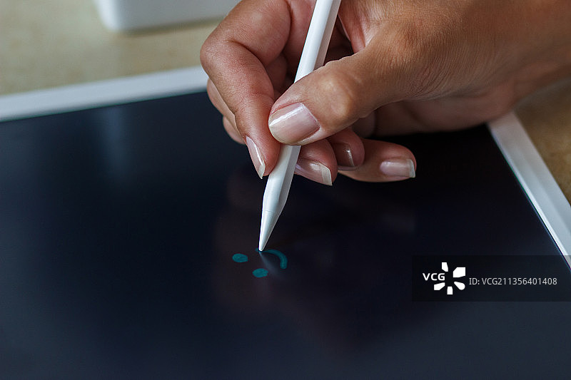 女人用平板设备绘画图片素材