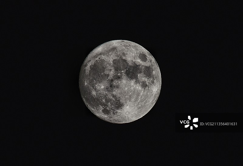 从低角度看土耳其贝莱克夜空中清晰的月亮图片素材