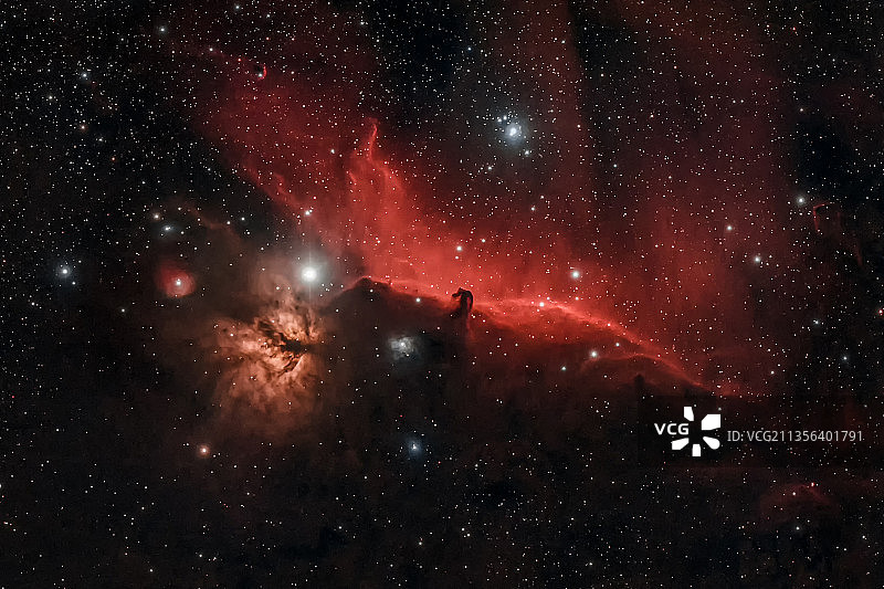 夜间烟花汇演的低角度照片，美国印第安纳州劳伦斯图片素材