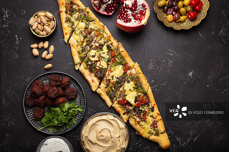 餐桌上食物的高角度视角图片素材