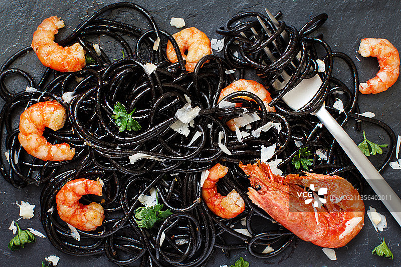 容器中海鲜的高角度视图图片素材