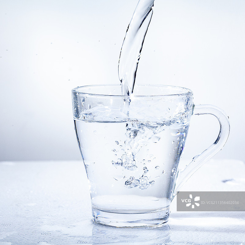 纯净水倒入玻璃杯图片素材