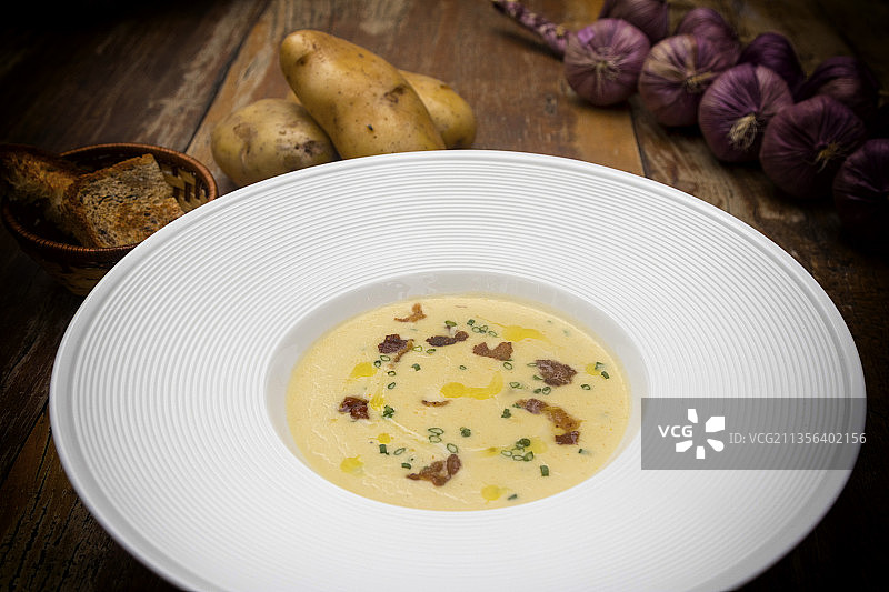 高角度的汤碗在桌上图片素材