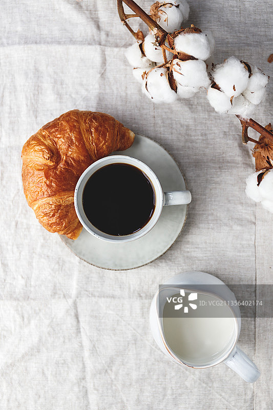 餐桌上早餐的高视角图片素材