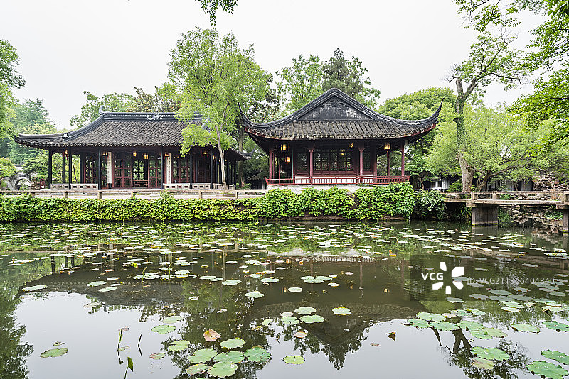 中国苏州拙政园的远香堂和秀绮亭图片素材