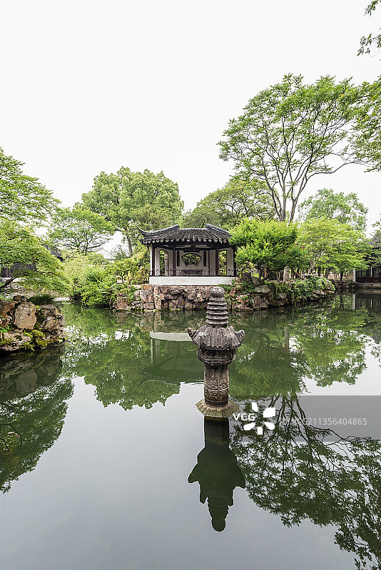 中国苏州拙政园的扇亭扇面亭图片素材